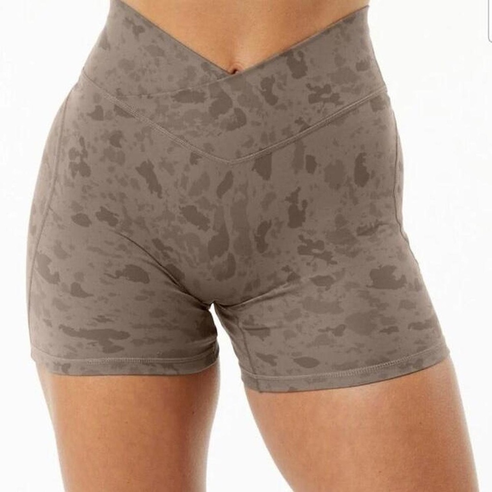 Alphalete Pebble shorts